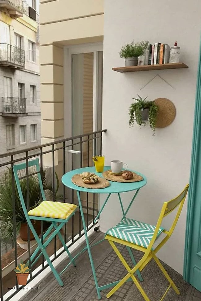 A Bistro Set in a Rich, Unexpected Color