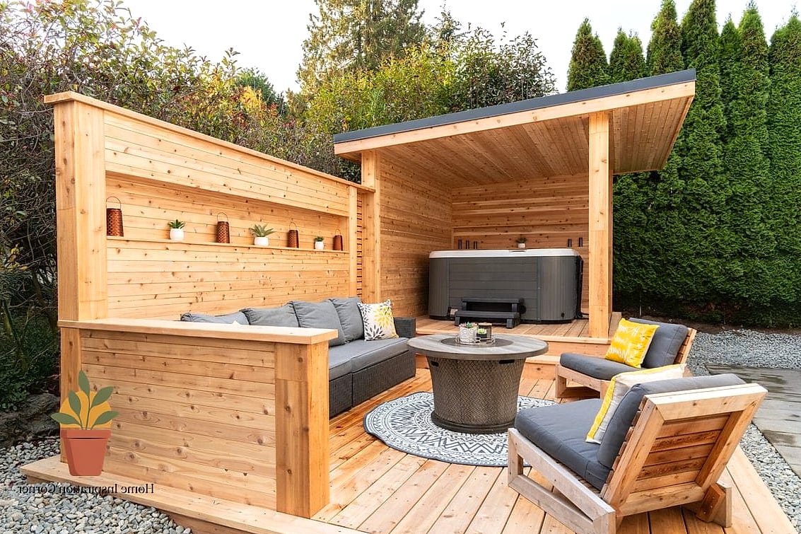 Cedar Privacy Screen with Integrated Lighting
