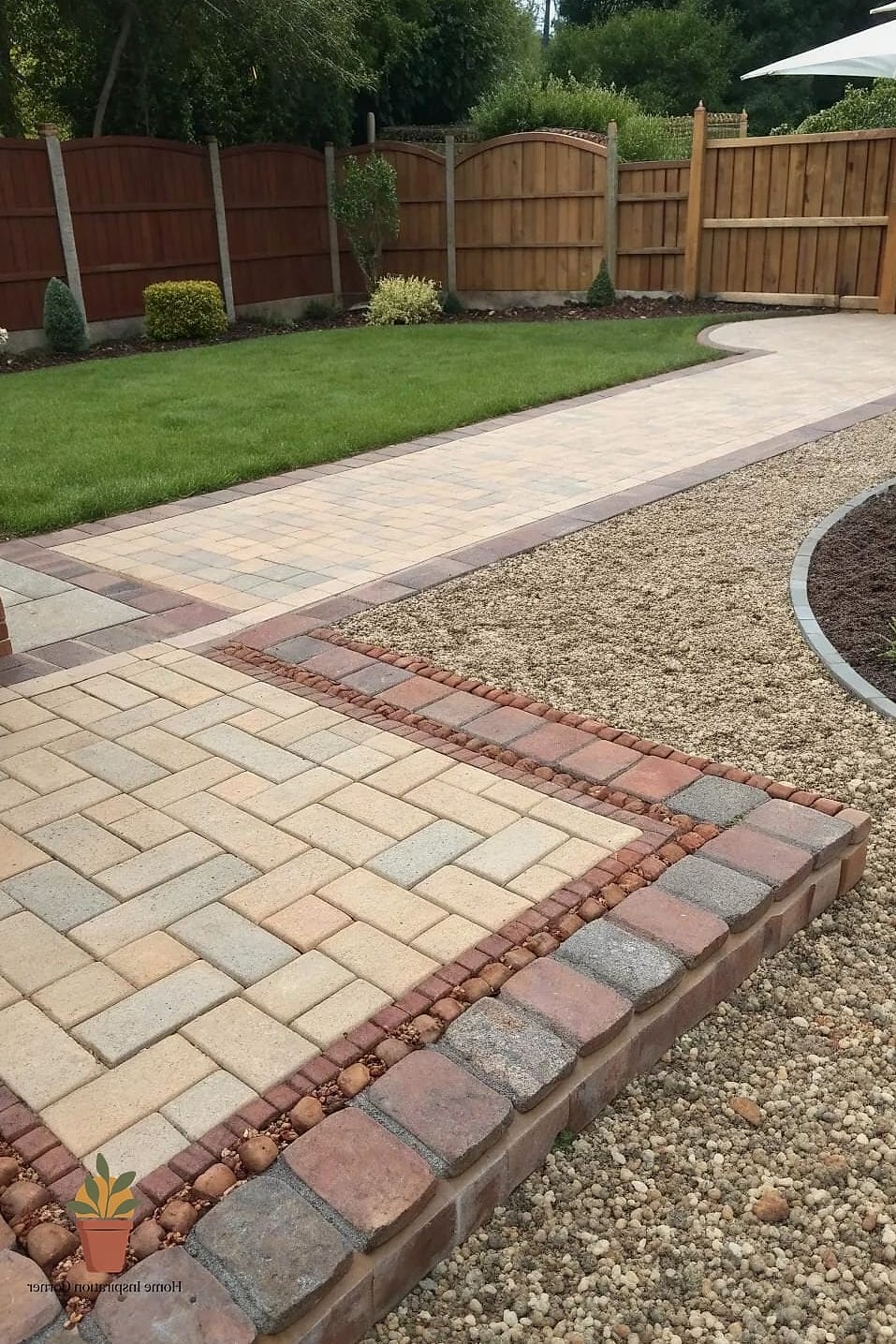 15 Outdoor Pavers Looks We're Obsessed With This Year 11 Pea Gravel and Paver Combinations