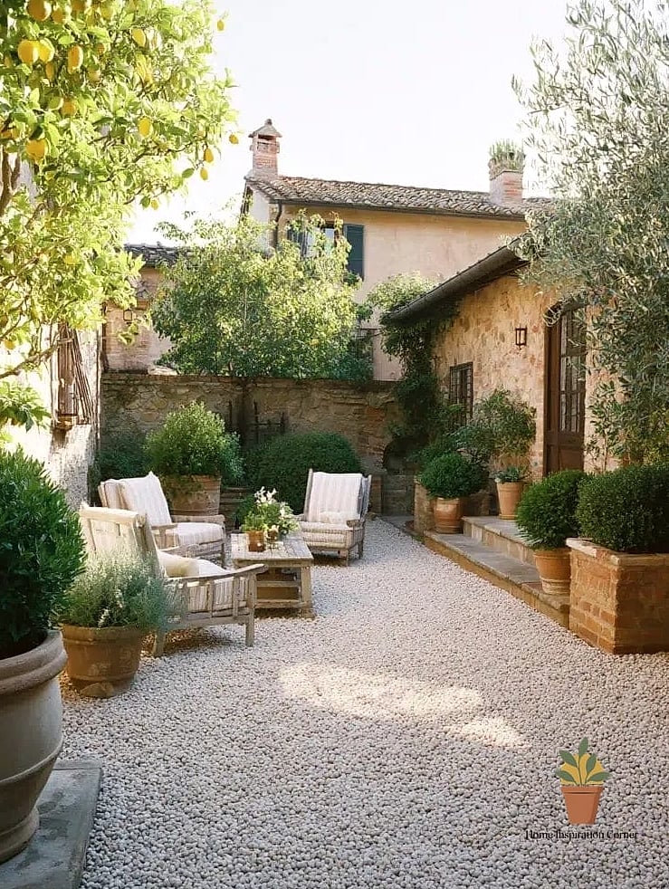 Small Courtyard Pea Gravel Retreat