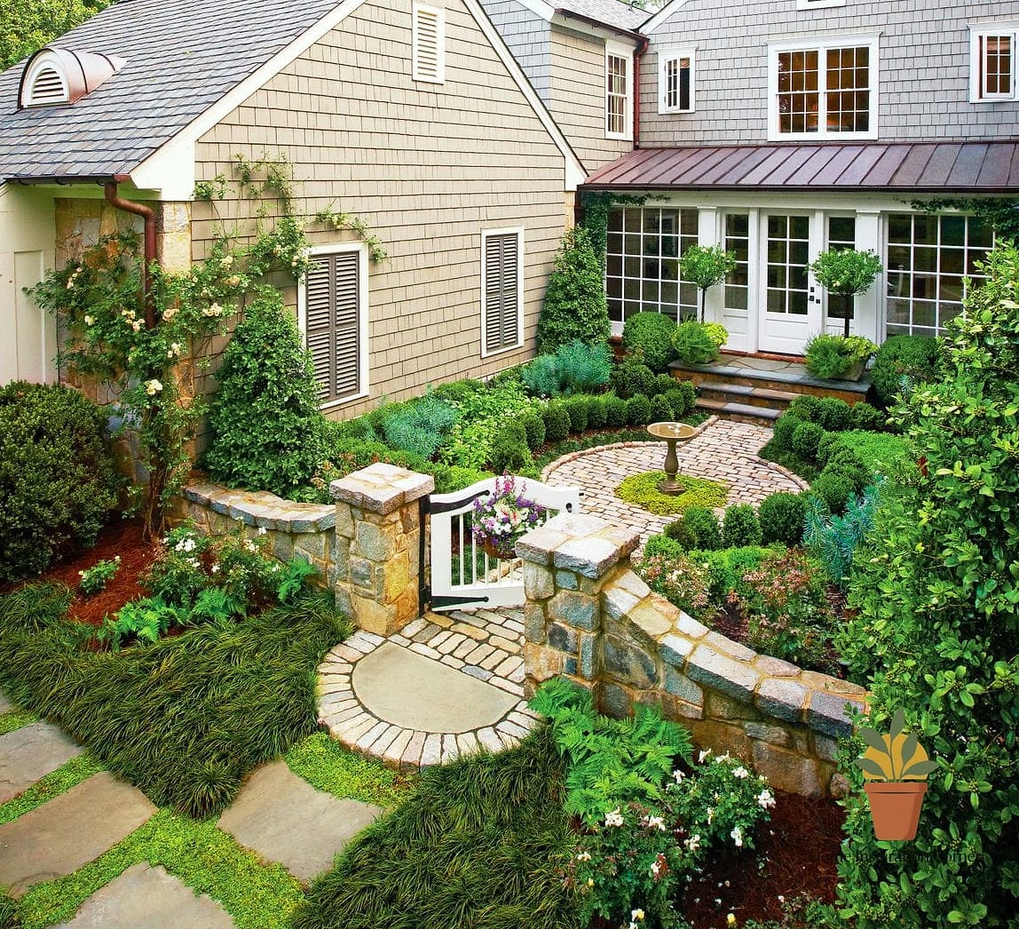 Small Courtyard-Style Entry Patio