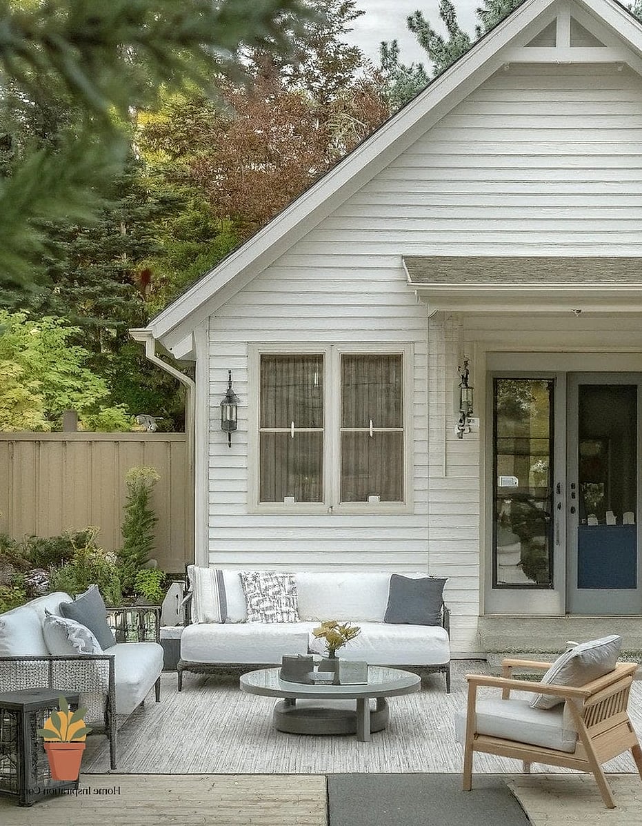 15 Patio Decorating Ideas Photos That Will Inspire Your Next Project 7 A Statement Outdoor Rug Under the Dining Table