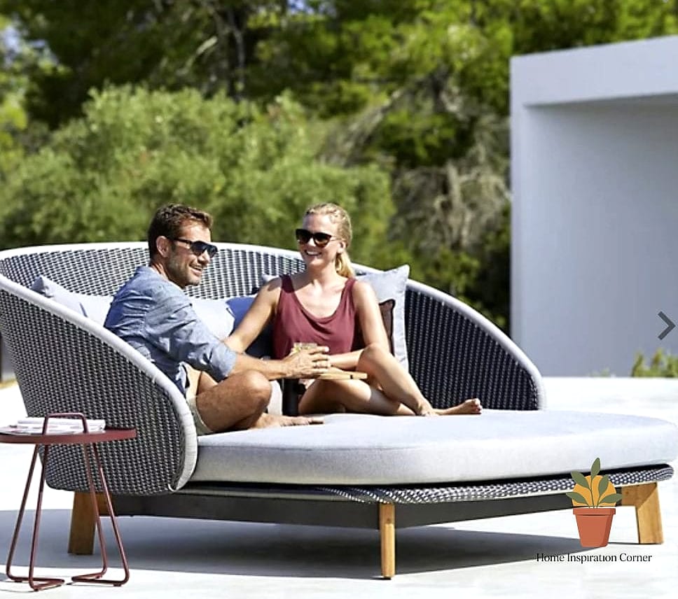21 Outdoor Daybed Inspiration Boards You'll Want to Copy 13 Two-Toned Daybed with Contrast Piping