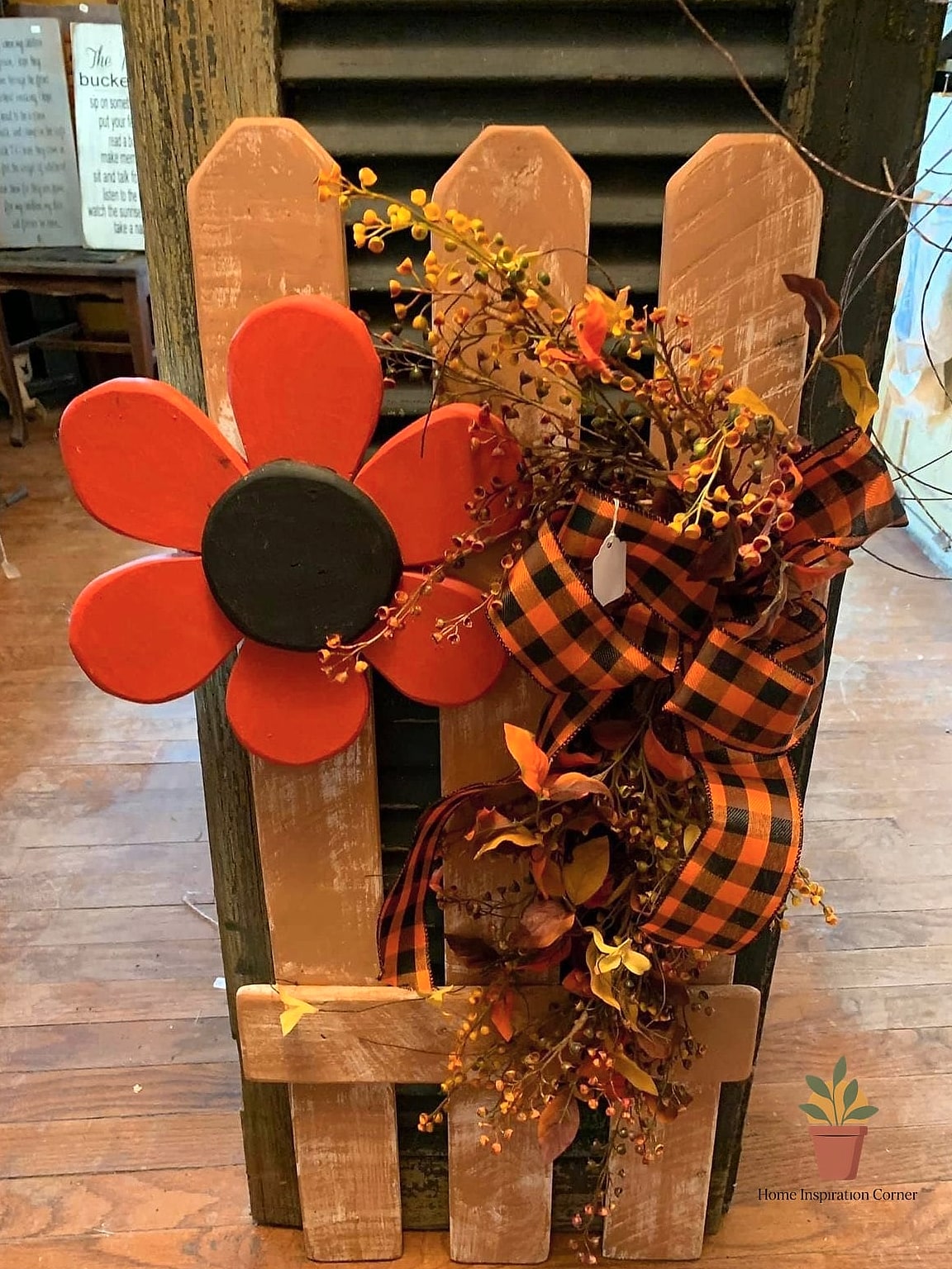 23 Outdoor Fall Decor Ideas Designs That Maximize Style and Function 22 A Wood Pallet Vertical Pumpkin Display